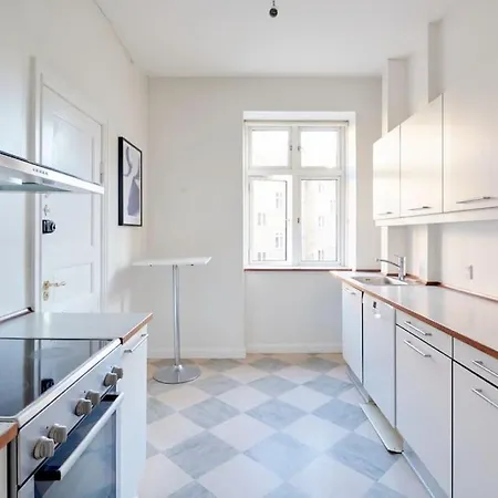 Large & Stylish In Trendy & Vibrant Neighbourhood *