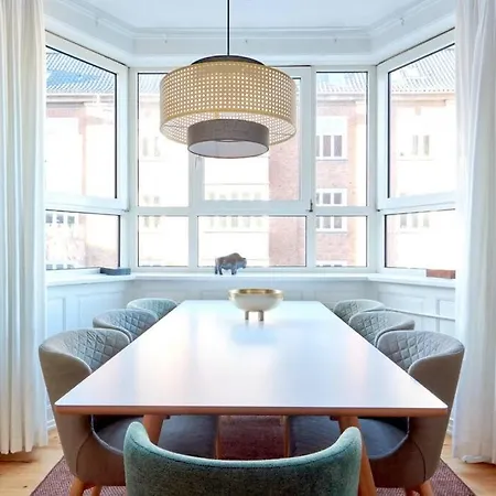 Large & Stylish In Trendy & Vibrant Neighbourhood Apartment
