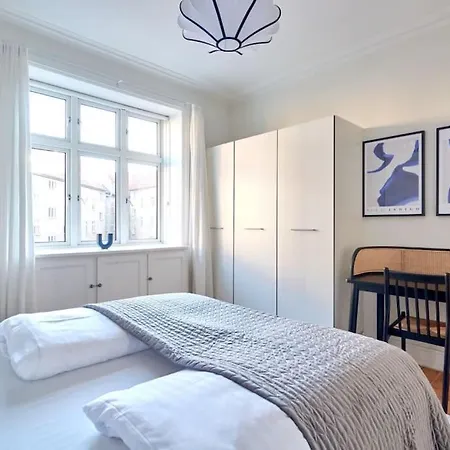 Large & Stylish In Trendy & Vibrant Neighbourhood Apartmán *