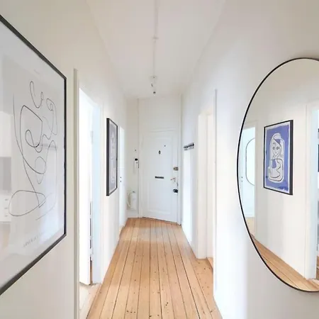 Large & Stylish In Trendy & Vibrant Neighbourhood Apartment