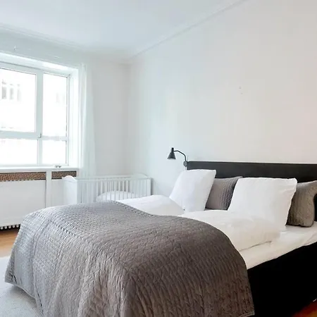 Large & Stylish In Trendy & Vibrant Neighbourhood Apartmán